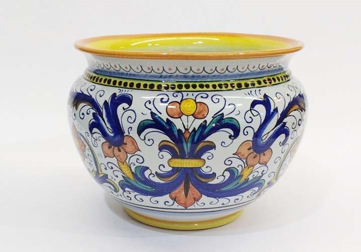 Vaso in ceramica dipinto a mano con motivi floreali blu, arancioni e gialli, bordo giallo.
