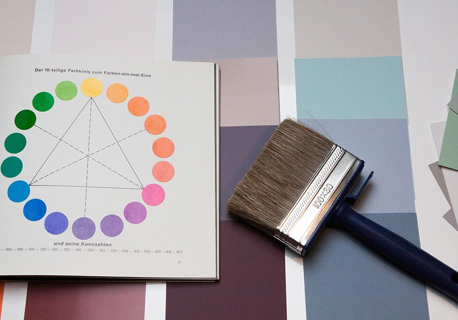Ruota colori, pennello e campioni di pittura.