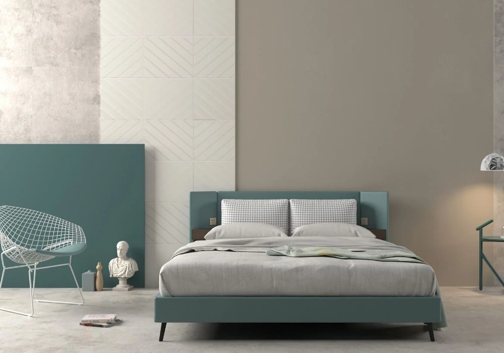 Camera da letto moderna con letto matrimoniale verde acqua, sedia di design e pareti bicolore grigio-beige e bianche.