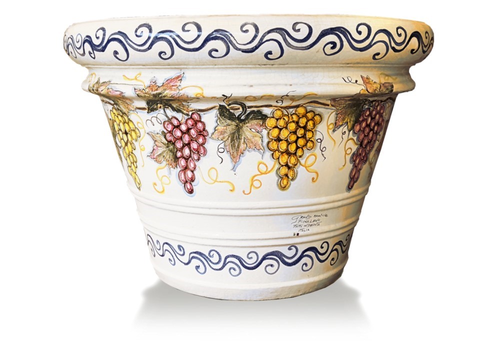 Vaso in ceramica dipinto a mano con grappoli d'uva rossi e gialli, decorazioni a volute blu.