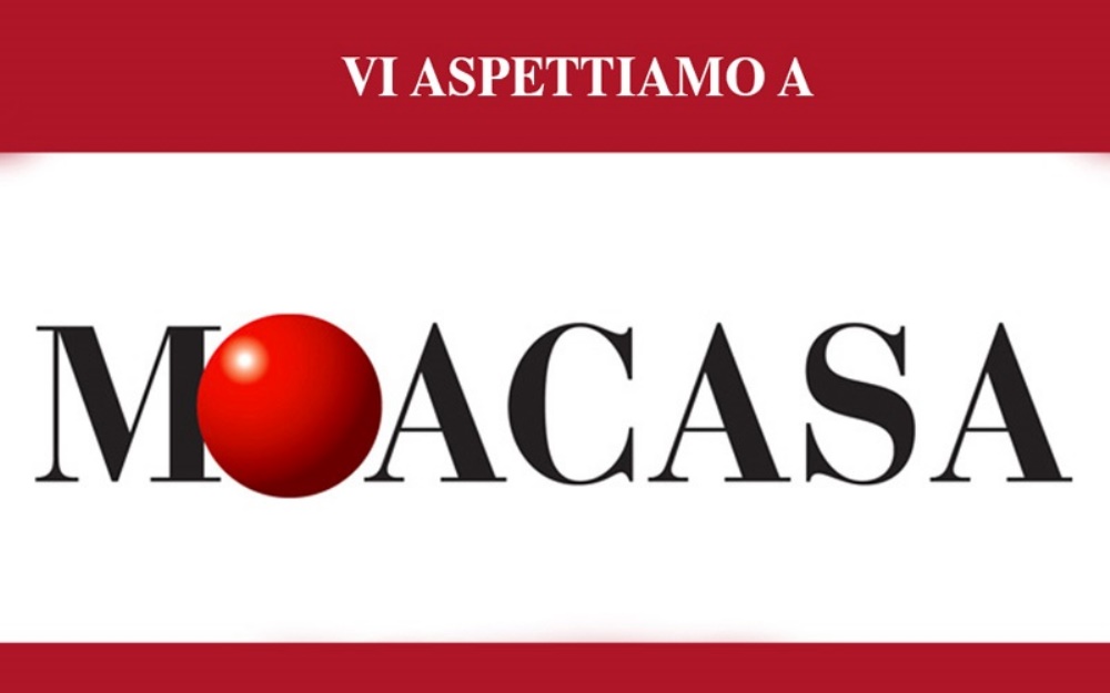 Logo Moacasa con scritta nera e sfera rossa al posto della "O", su sfondo bianco e rosso.