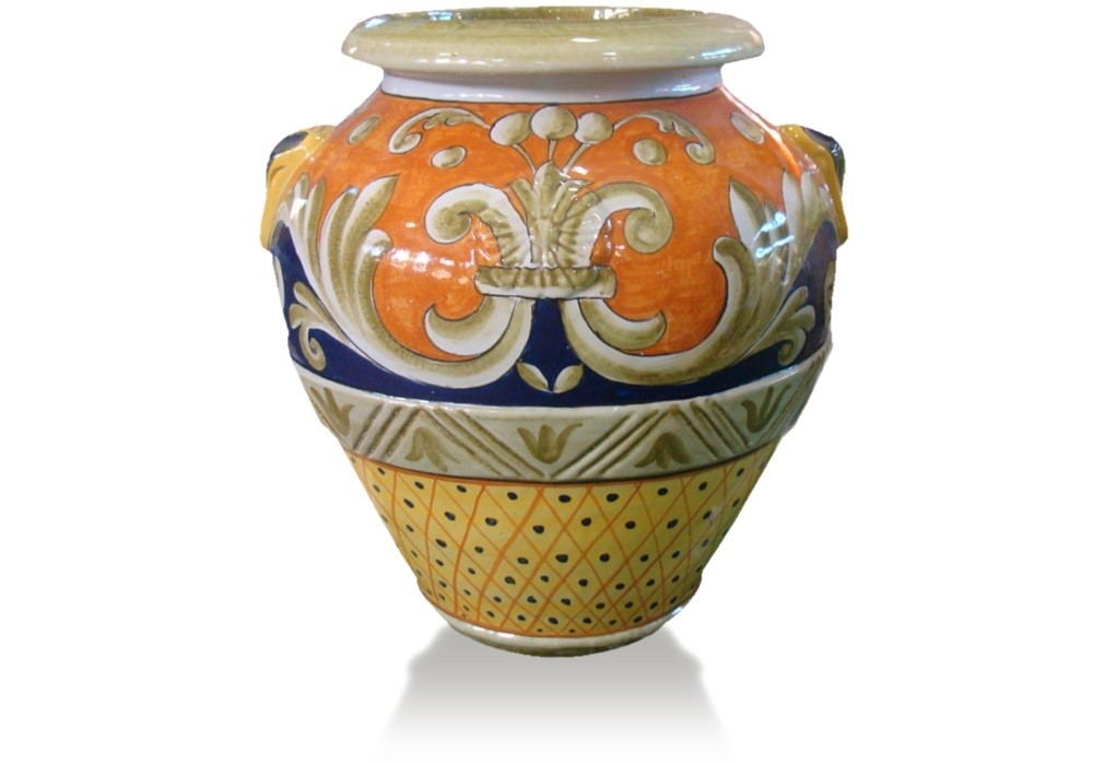 Vaso in ceramica dipinto a mano, arancione, blu e giallo con motivi floreali e geometrici.