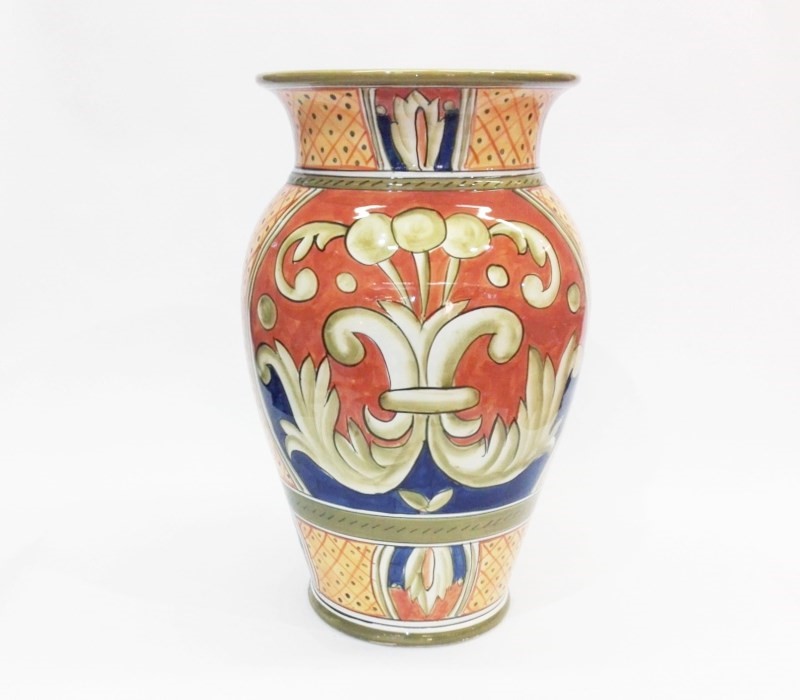 Vaso in ceramica dipinto a mano, decoro floreale arancio, blu e giallo.