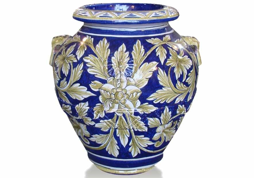 Vaso in ceramica blu e oro con decorazioni floreali, manici a testa di leone.