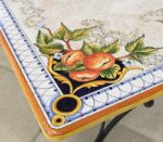 Tavolo in ceramica dipinto a mano con pesche, foglie e motivi floreali. Design artigianale italiano.