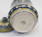 Vaso in maiolica di Deruta con decori blu e gialli, coperchio e marchio "Grandi Maioliche Deruta ficola.momaly".