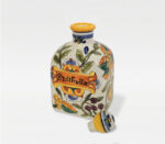 Bottiglia in ceramica dipinta a mano con decori floreali e scritta "Sy di Frutta", tappo a lato.