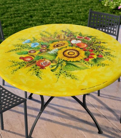 Tavolo in pietra lavica fiori e frutti